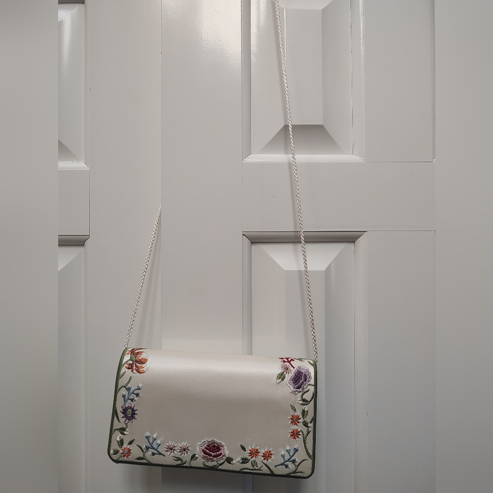 Vintage Valerie Stevens White Floral Embroidered Clutch